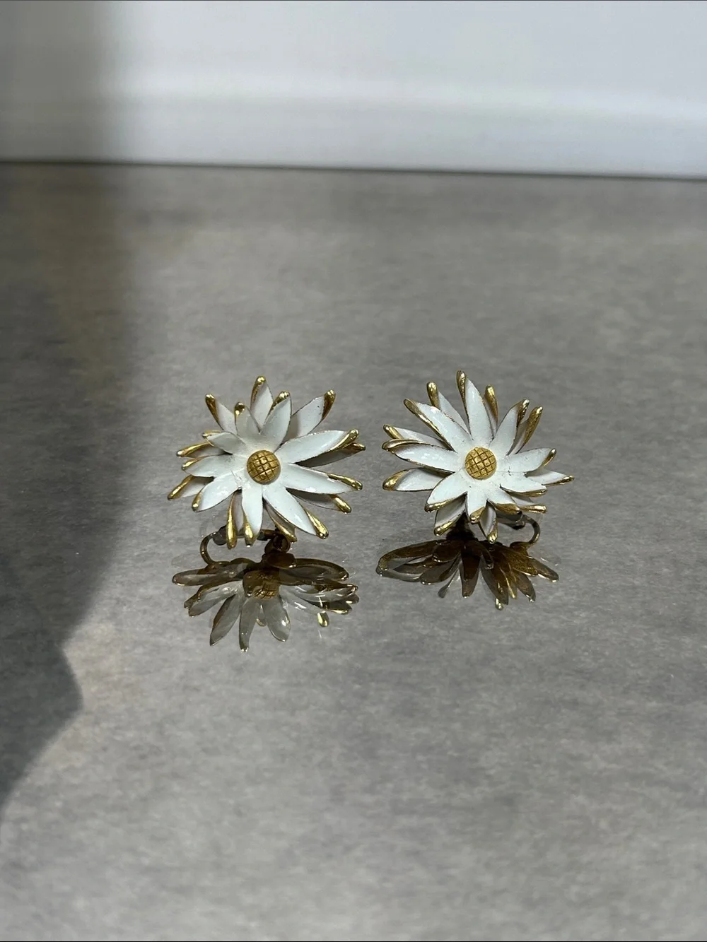 Vintage Marvella Gold-Tone White Daisy Clip-On Earrings - Women Jewelry